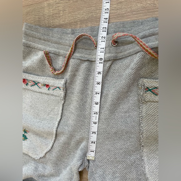 Sundance - Grey Embroidered Floral relaxed fit high rise waffle joggers. Size L - Picture 7 of 8